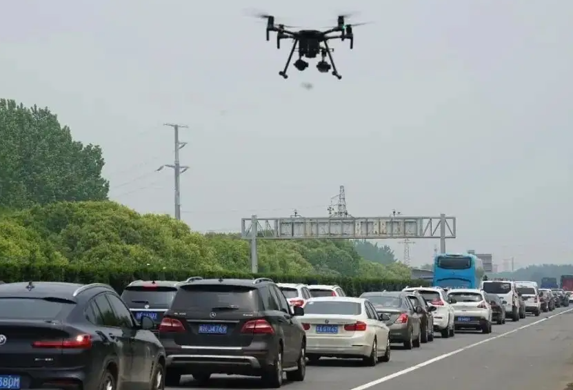 深圳利用無人機協(xié)助執(zhí)法嚴查貨車超載(圖1)